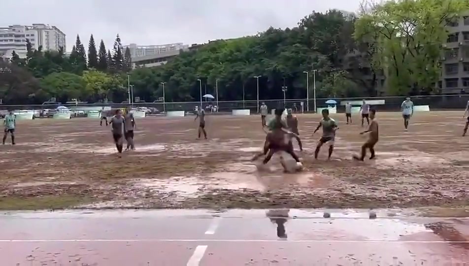 啊这！广东省长杯比赛场地条件糟糕，双方运动员化身“泥人”