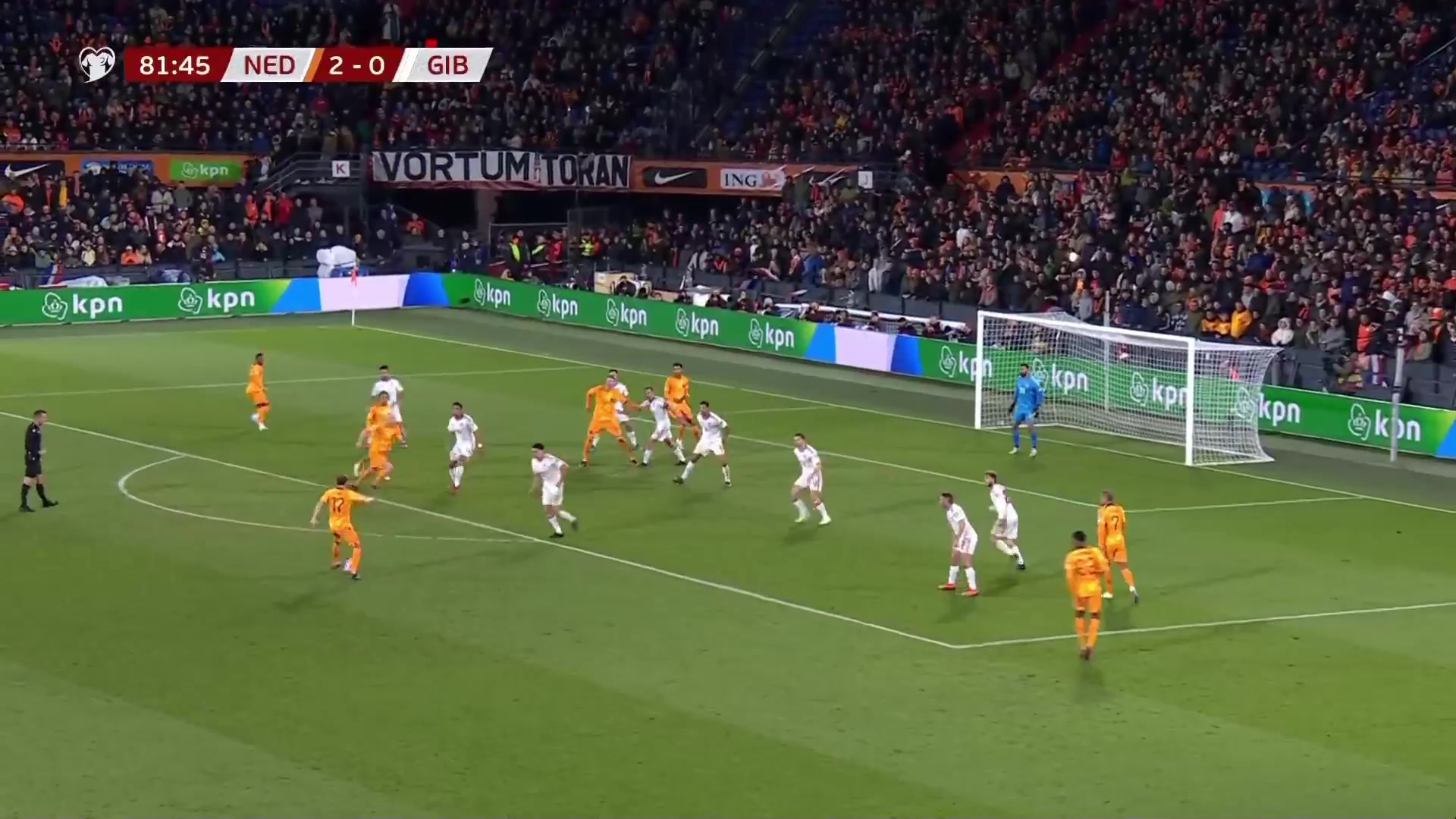荷兰3-0领先！阿克远射，皮球发生折射入网
