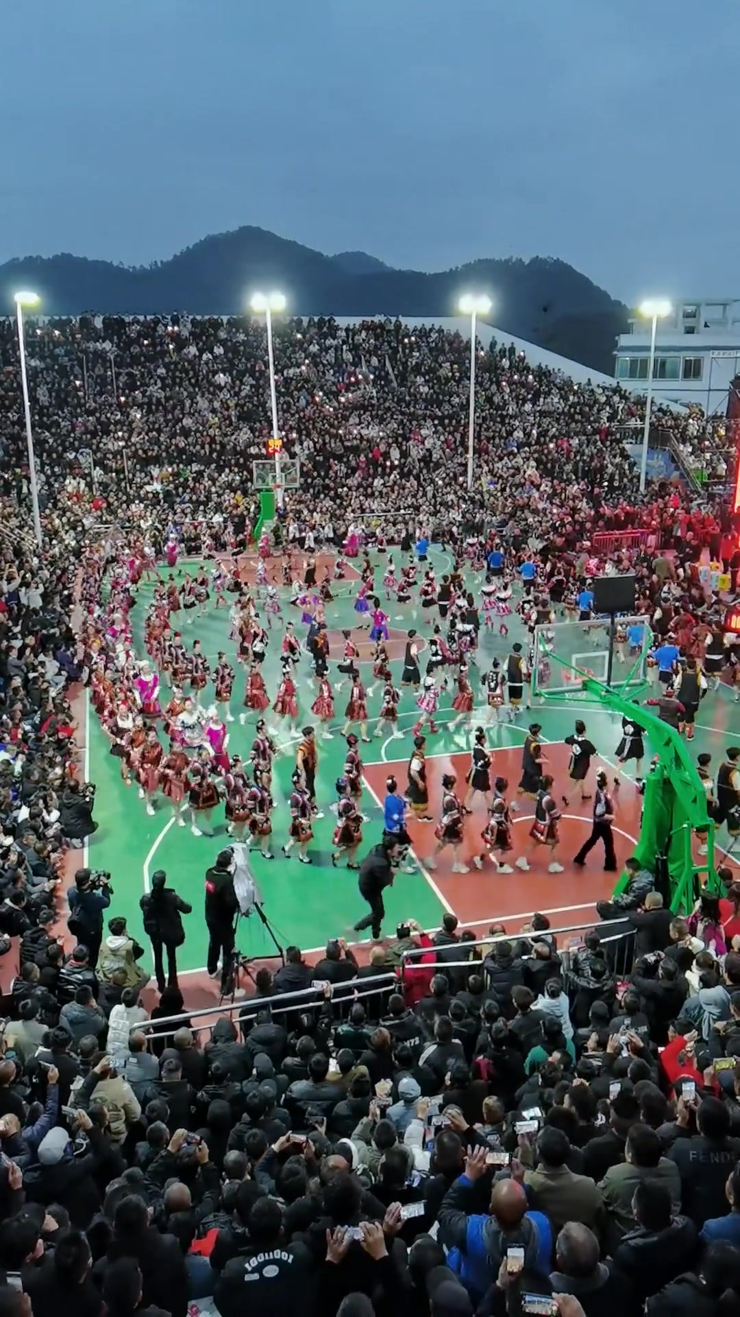 美丽乡村篮球联赛总决赛中场成蹦迪现场，苗迪舞点燃澎湃激情