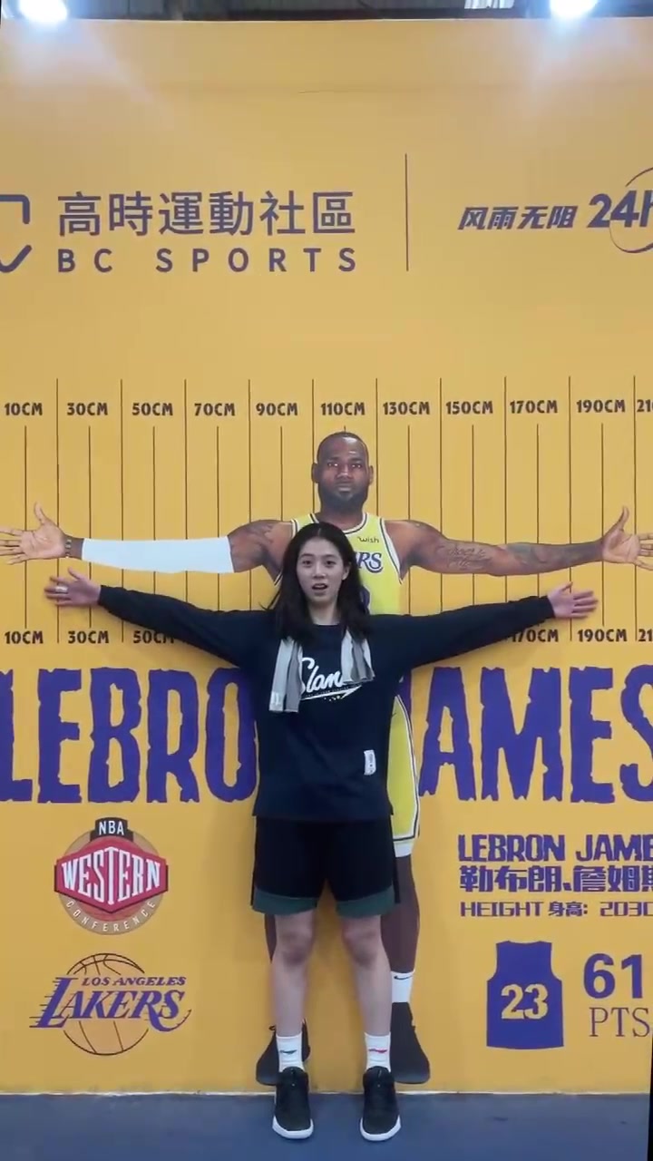 从臂展猜测真高 这位漂亮篮球小姐姐目测有多高？