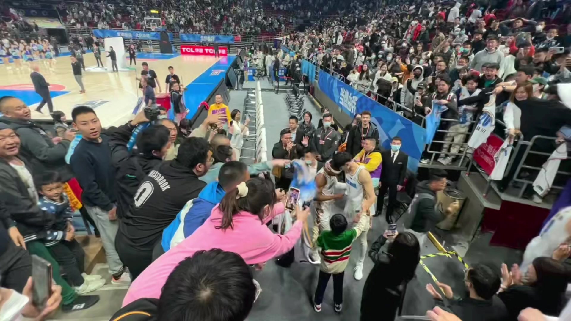 顺..顺走了？球迷扔给曾凡博球衣 没想到被他穿上后溜走了