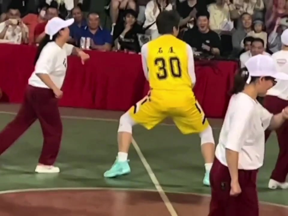 真是没一点架子！邓超来东莞野球场打球 与现场球迷热情互动