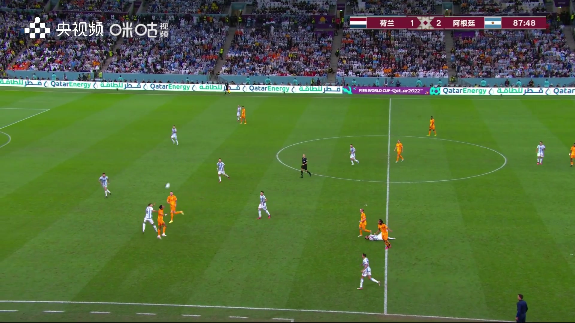 2022年世界杯，帕雷德斯大脚爆射荷兰替补席，引发双方冲突