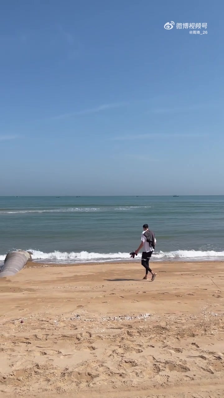 没打球生活真自在！周琦社媒晒旅游视频 享受阳光沙滩