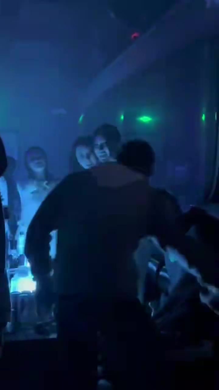 还挺懂偶遇哈！网友在夜店场所“偶遇”广东男篮总经理朱芳雨~