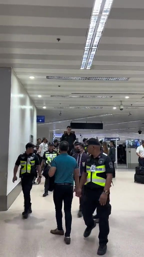 姚明抵达菲律宾 身边全是保安围着！美媒：保安和姚谁在保护谁？