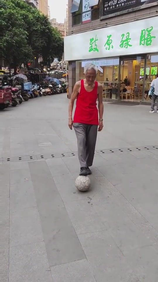 一看大爷这背心就知道以前是国家队的