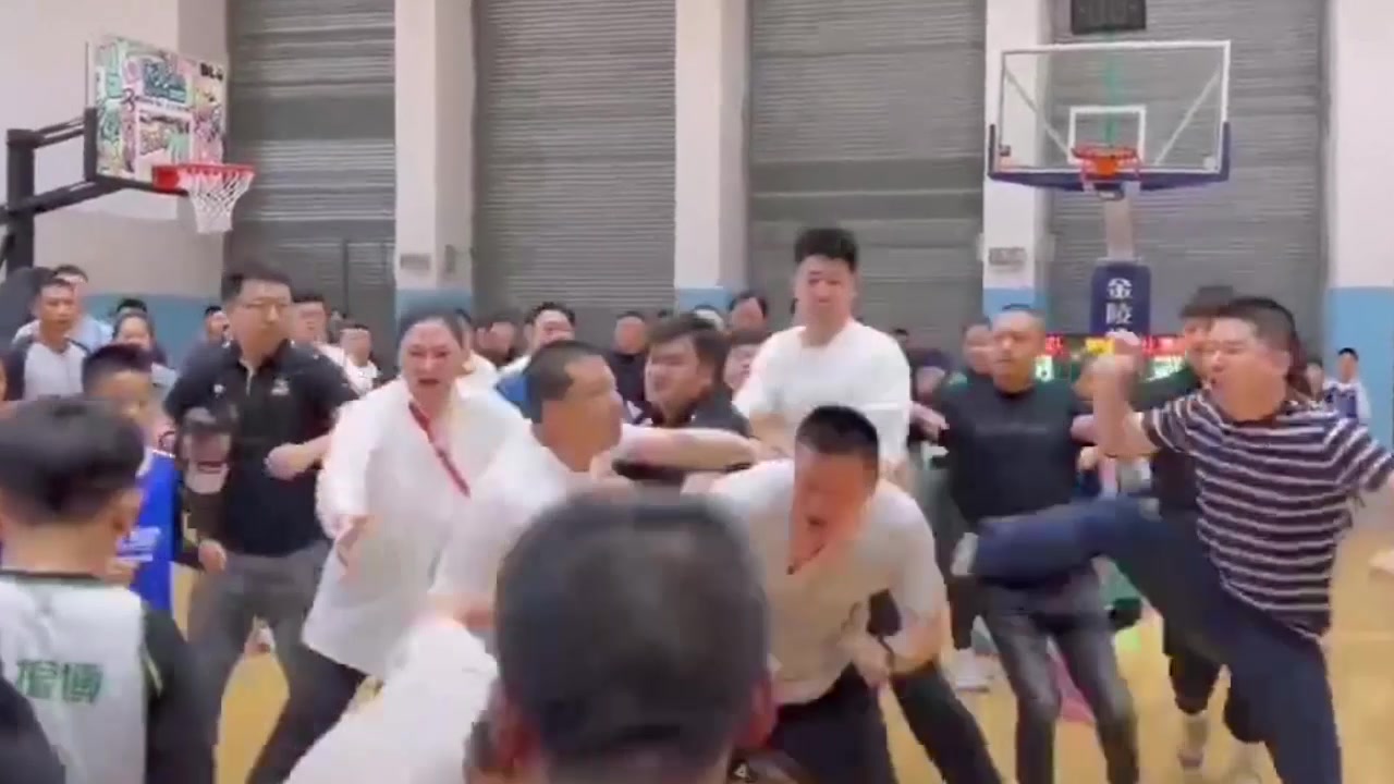 这啥情况啊？某地青少年篮球赛，家长与教练发生激烈互殴
