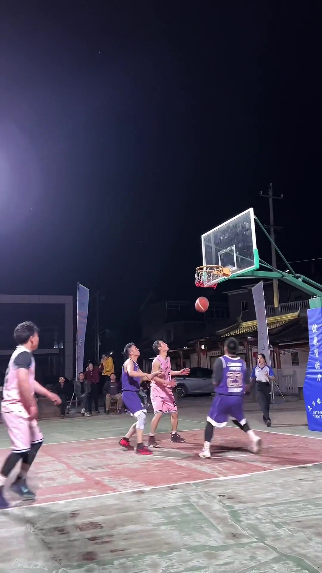 篮球小哥晒个人单打视频配文：成为村霸的一些脚步和技巧