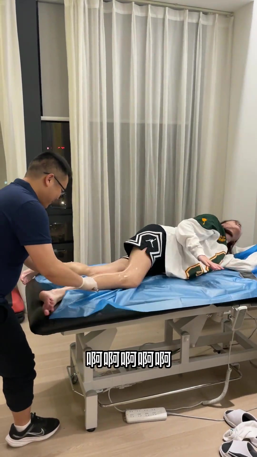 公共场合别扩音！厦门篮球女神嚯嚯运动康复挑战筋膜刀嗷嗷叫