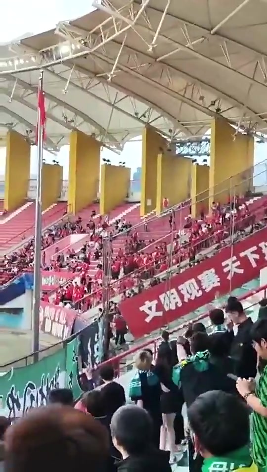 河南vs国安现场球迷在“文明观赛”横幅下骂声一片…
