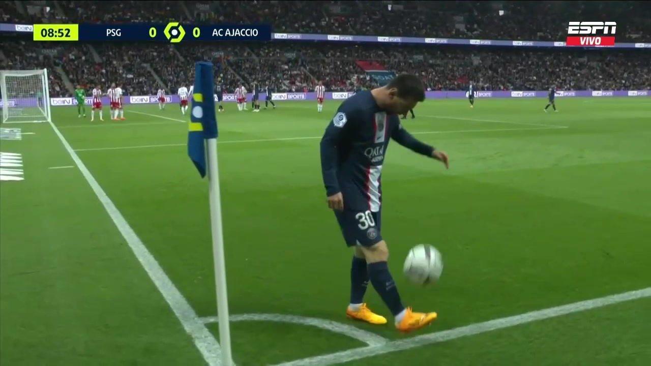 面对巴黎球迷的满天嘘声！梅西轻松玩颠球