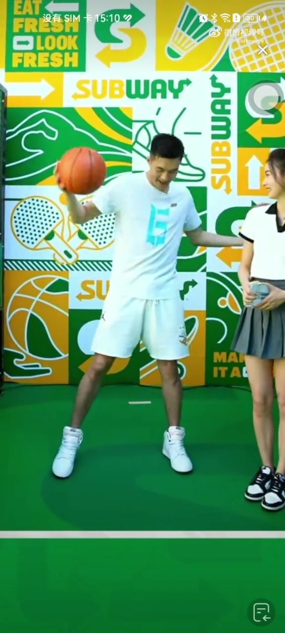 哈哈！郭艾伦问金佳悦：你不是篮球女主播吗，怎么不会打球