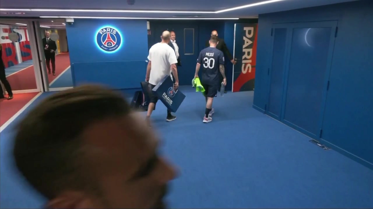 捧杯后巴黎球员绕场致谢球迷！梅西未参与独自返回更衣室！