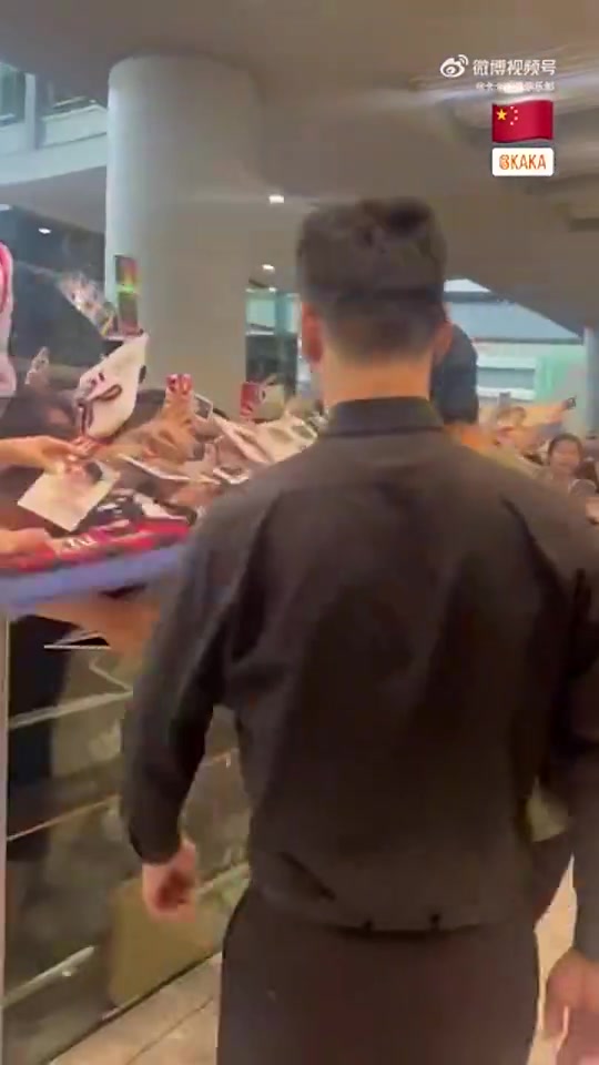 女球迷尖叫声不断！卡卡抵达北京，在机场为球迷签名
