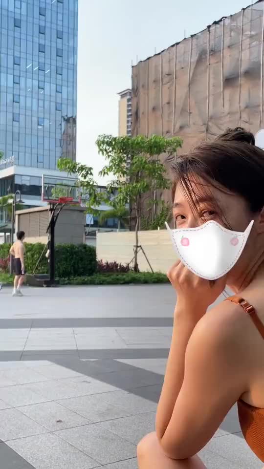 这还能好好打球吗？女生一上场，男生就放不开了！
