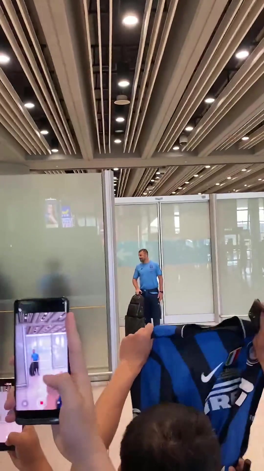 人气高啊！阿根廷国家队教练组率先到达北京机场