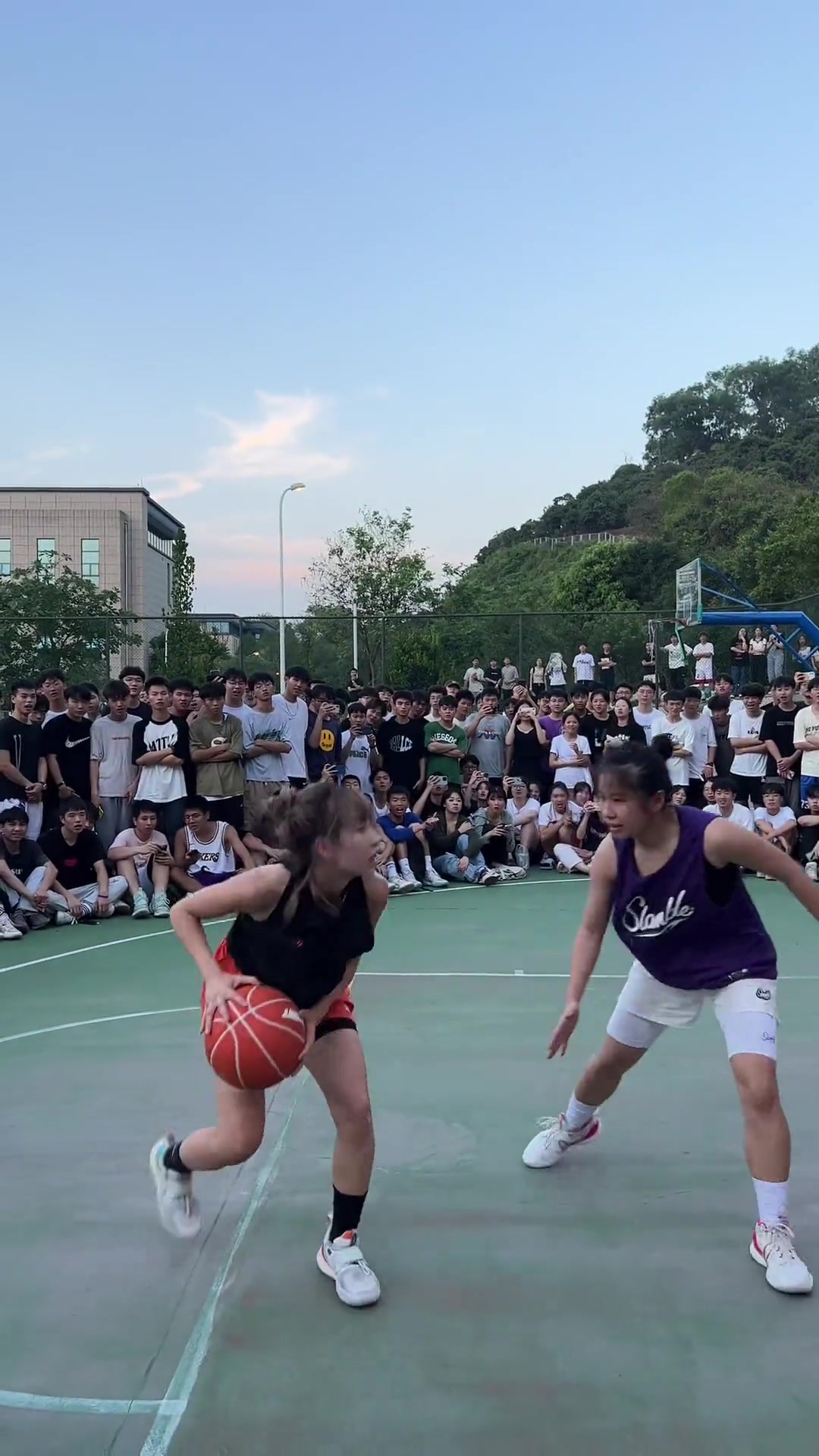 篮球网红小姐姐校园行1v1校女篮 这样女生在校一定很受欢迎把