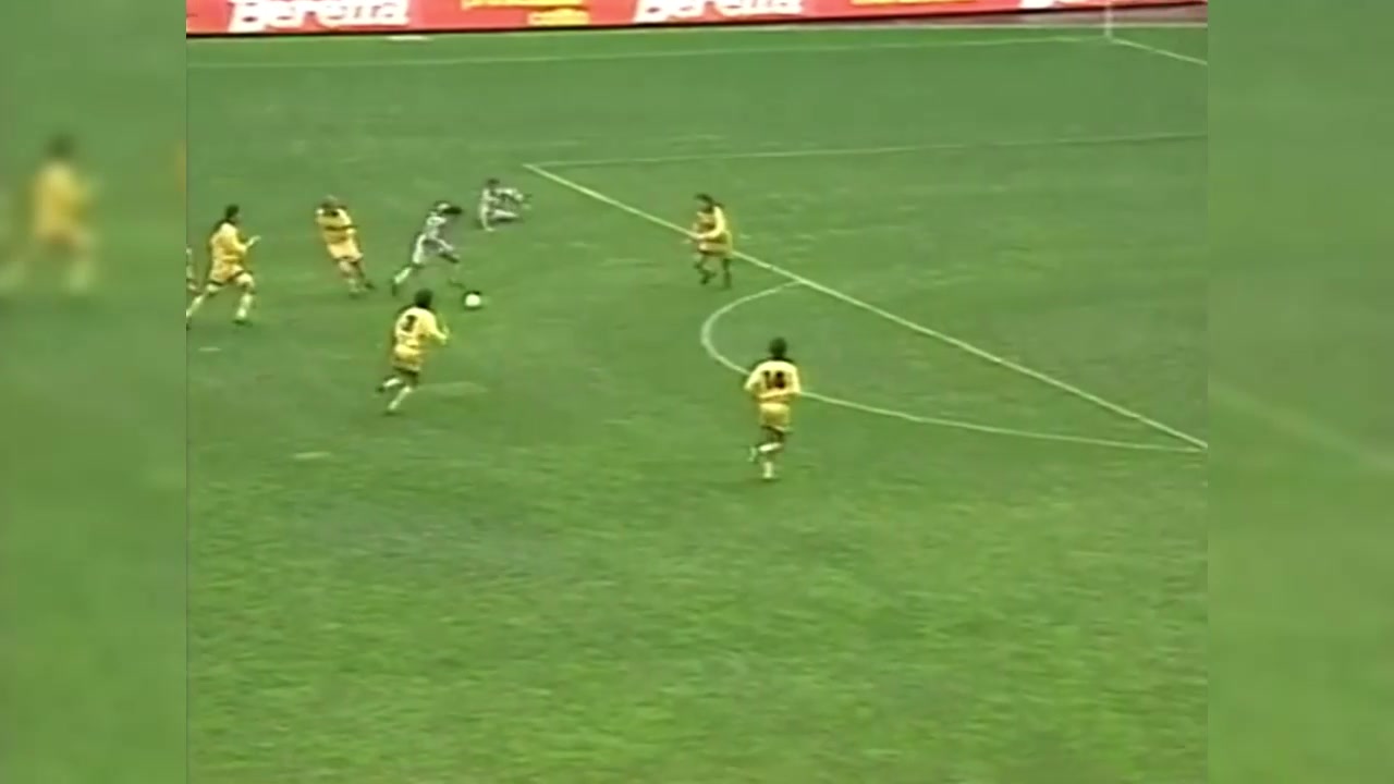 1994年意甲联赛，巴乔连过数人戏耍拉齐奥整条防线破门！