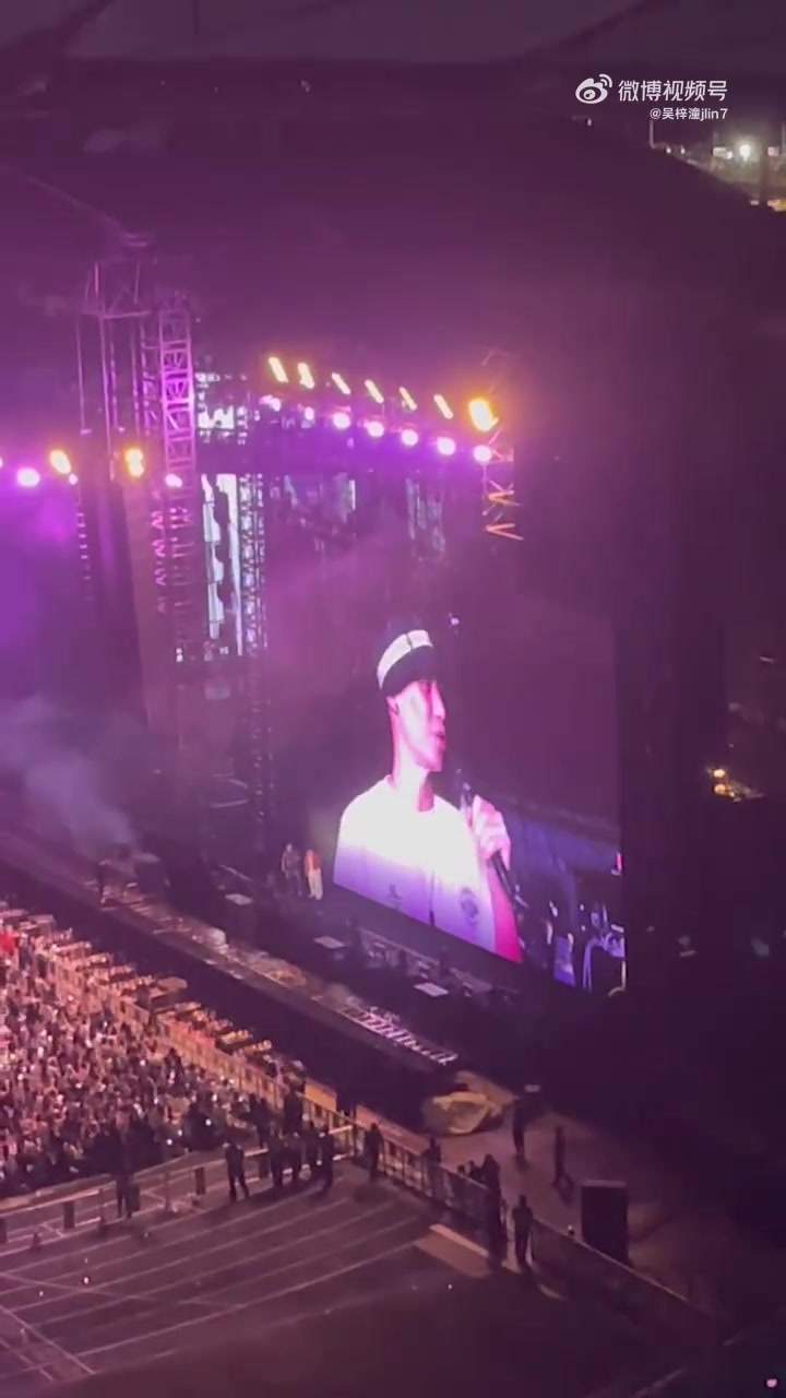 太会整活了！林书豪在周杰伦演唱会上被后者cue到，当众跳舞