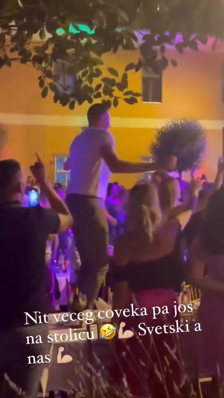 有美女过来搭讪？约基奇参加某派对，在台上忘情地舞蹈！