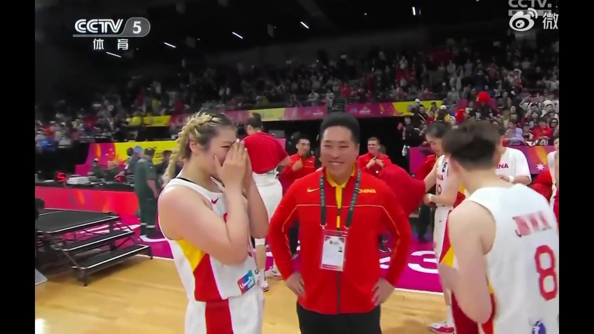 李梦哭了！！中国女篮夺冠后，李梦激动得掩面哭泣！