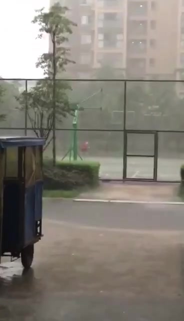 这就是热爱！台风天气，某男子顶着暴雨依旧在篮球场练习篮下脚步