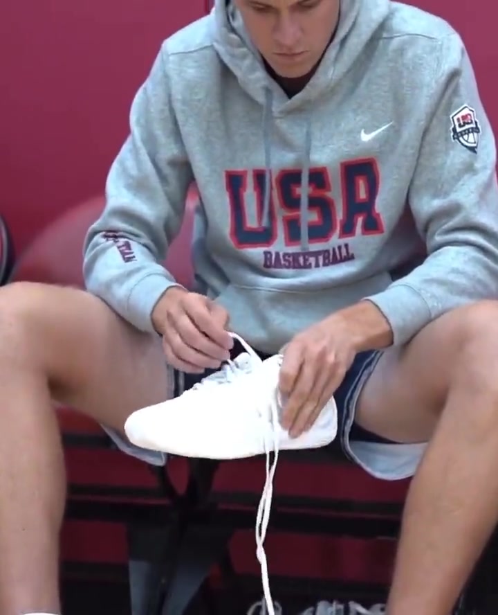 帅气啊！美国队内训练赛间隙，里夫斯在板凳上摆弄自己的球鞋！