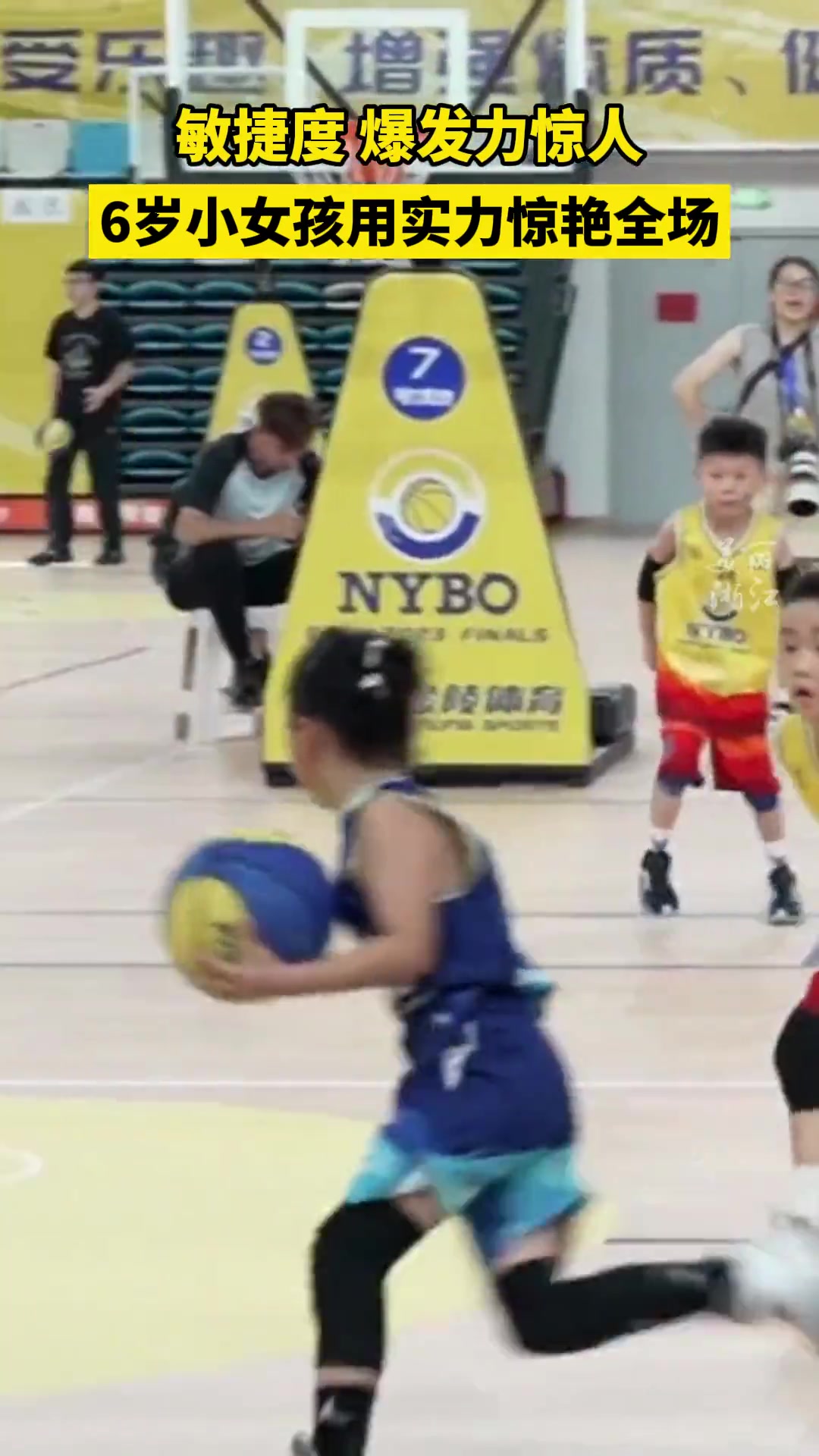 是个好苗子！6岁小女孩在篮球比赛中的表现~变向转身秀啊