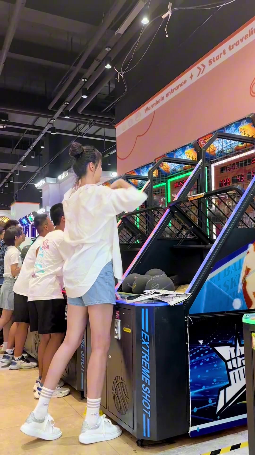 女篮美女球员郭子瑄的投篮机练习！投热了衣服脱掉继续投~