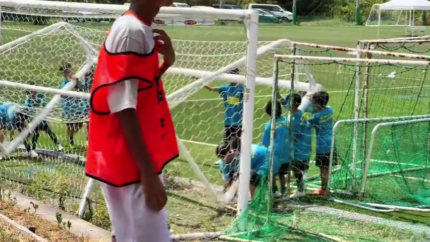 日本三年级小学生搬球门引发国人热议