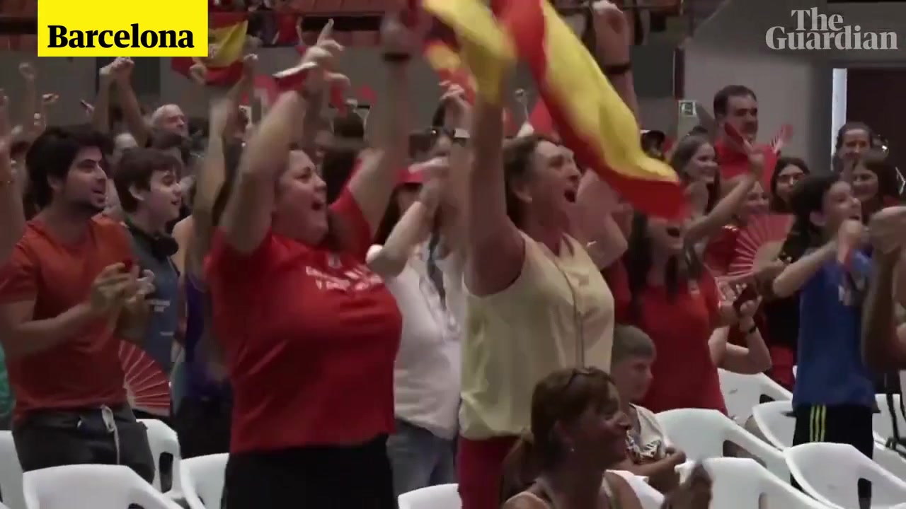 西班牙球迷激动庆祝夺世界杯冠军