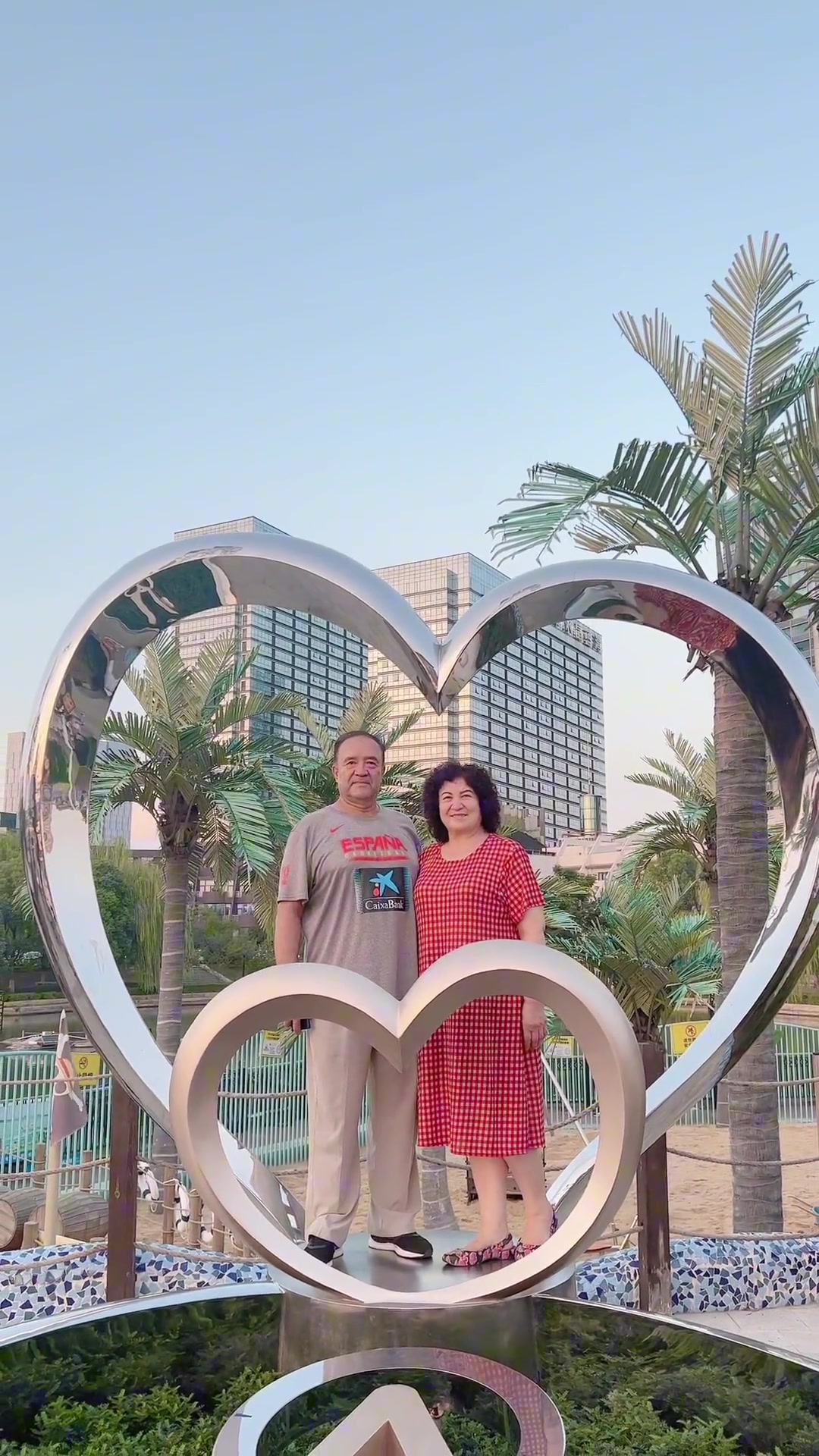 西热晒爸妈合影视频：祝两位60岁的小夫妻 七夕情人节快乐