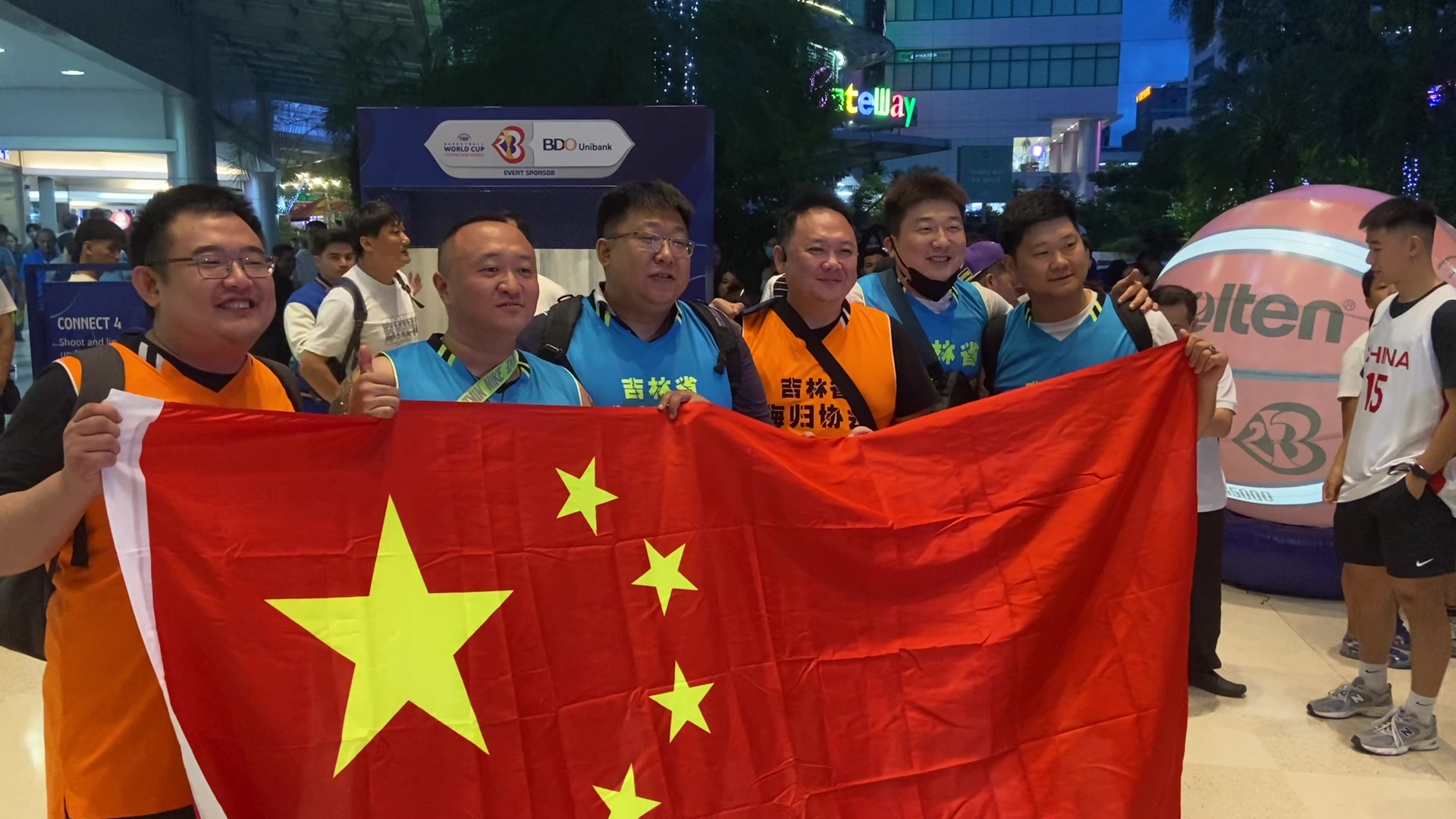 中国球迷来到马尼拉现场支持男篮，拉起五星红旗喊口号！