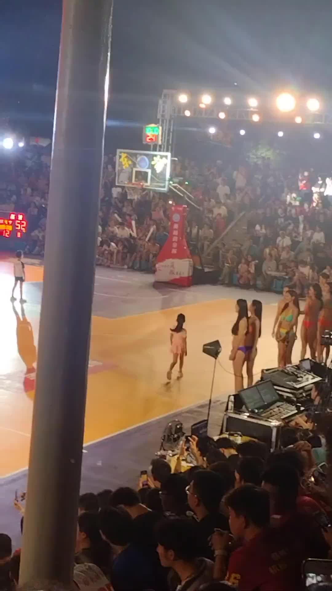 村镇篮球赛观众爆满 看得出来大家对篮球是真的热爱