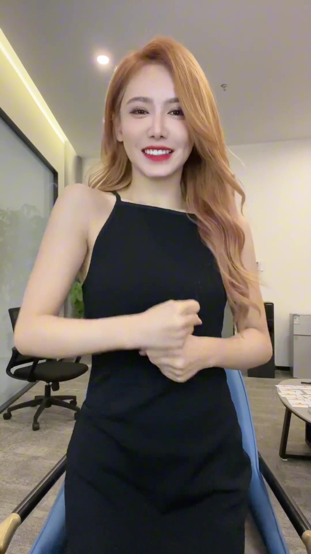 美娜社媒晒“手势舞”视频！网友：这头发非常显老