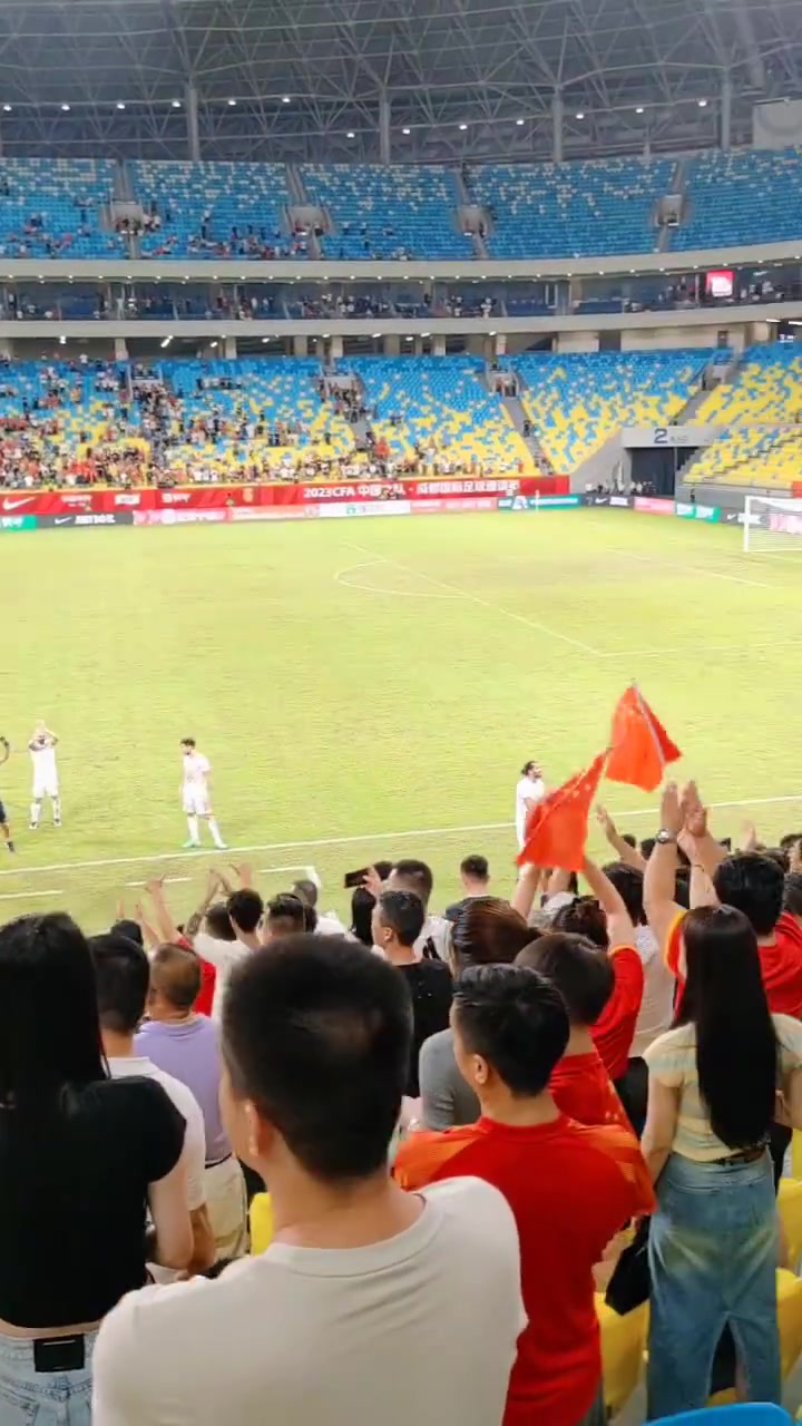球迷为叙利亚送上掌声，为国足送上嘘声
