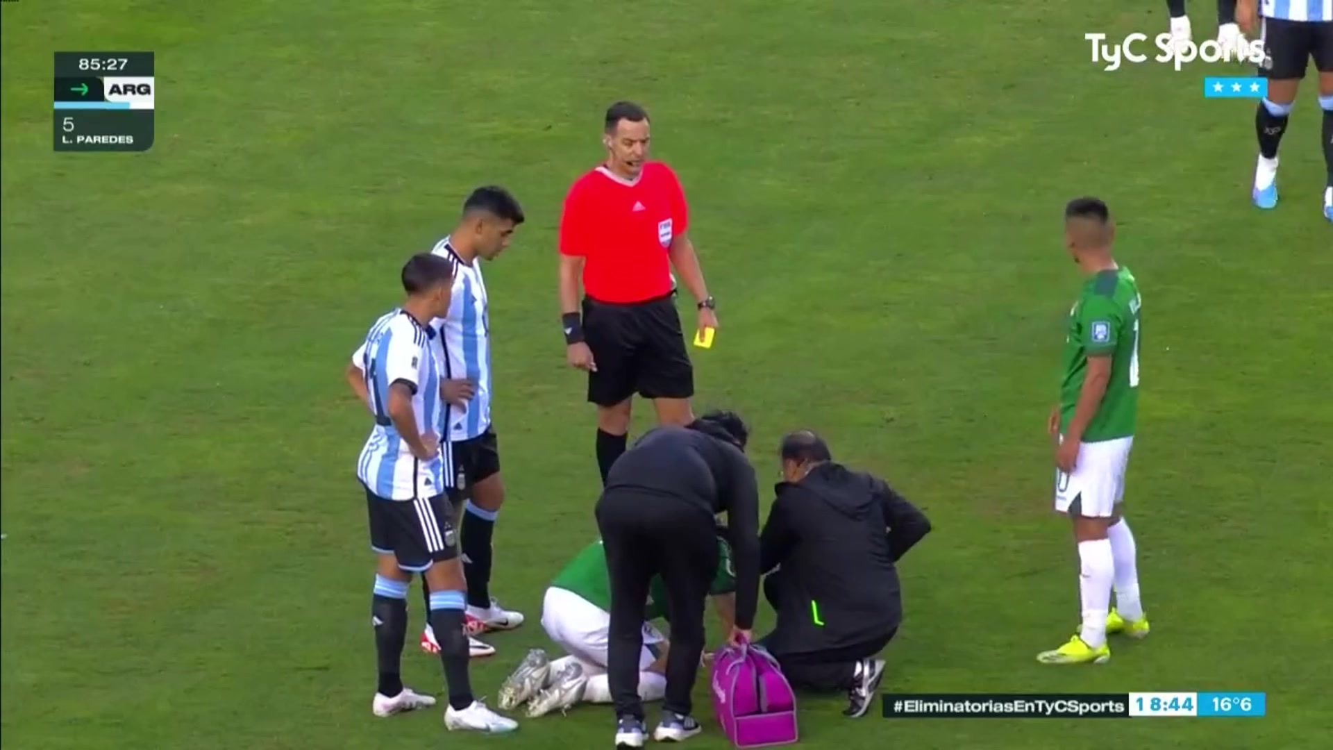 玻利维亚球迷对换上场的阿根廷10号尖叫，并没发现不是梅西