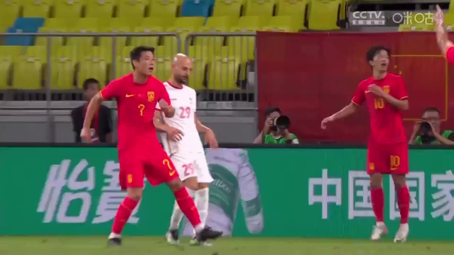 国足抢断谢鹏飞倒三角，武磊打门可惜被挡出