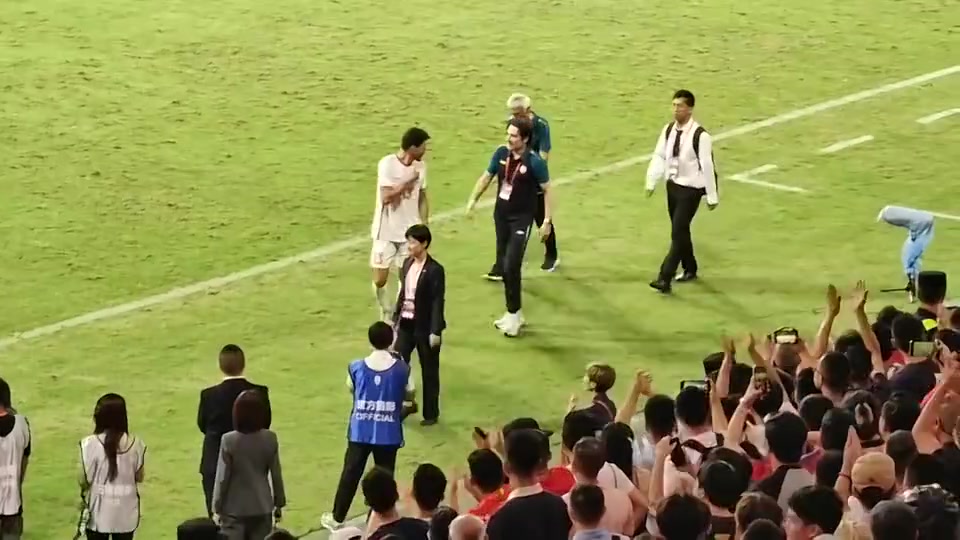 球迷为叙利亚进球球员克鲁玛送上热烈掌声