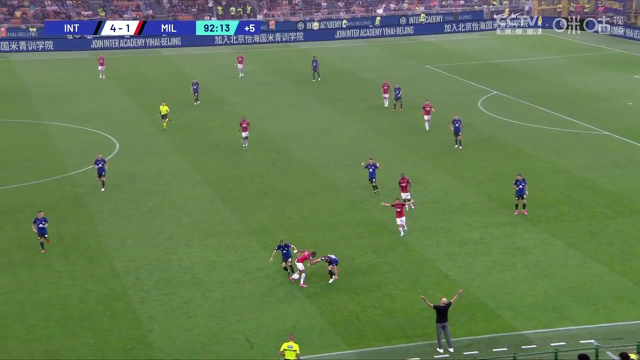 国米5-1击溃米兰！弗拉泰西补时破门激情脱衣庆祝！