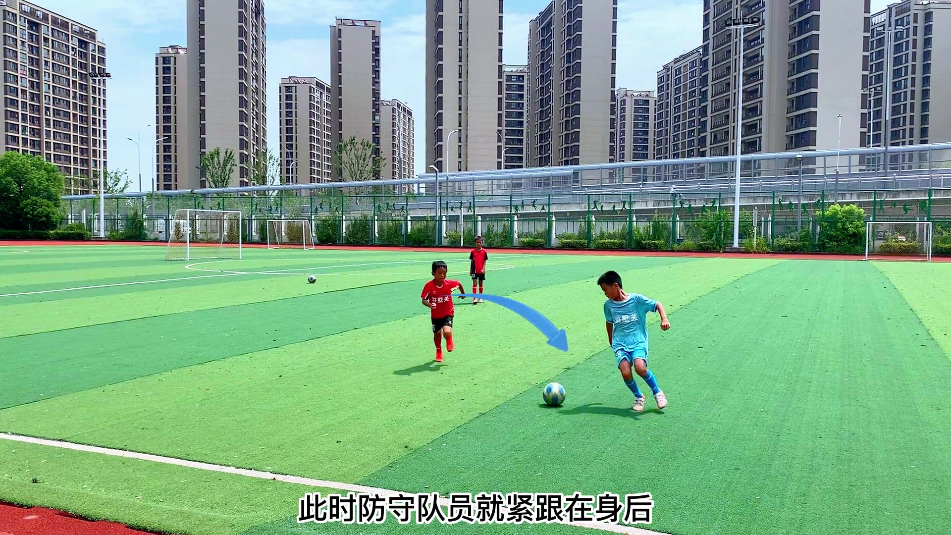 边后卫被防守人逼到边线困境，两个方法巧妙来应对