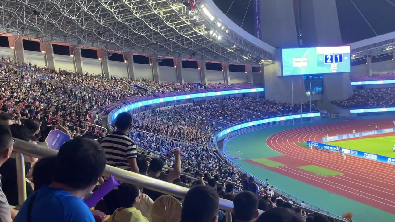 国足4-0大胜缅甸！现场球迷玩起人浪