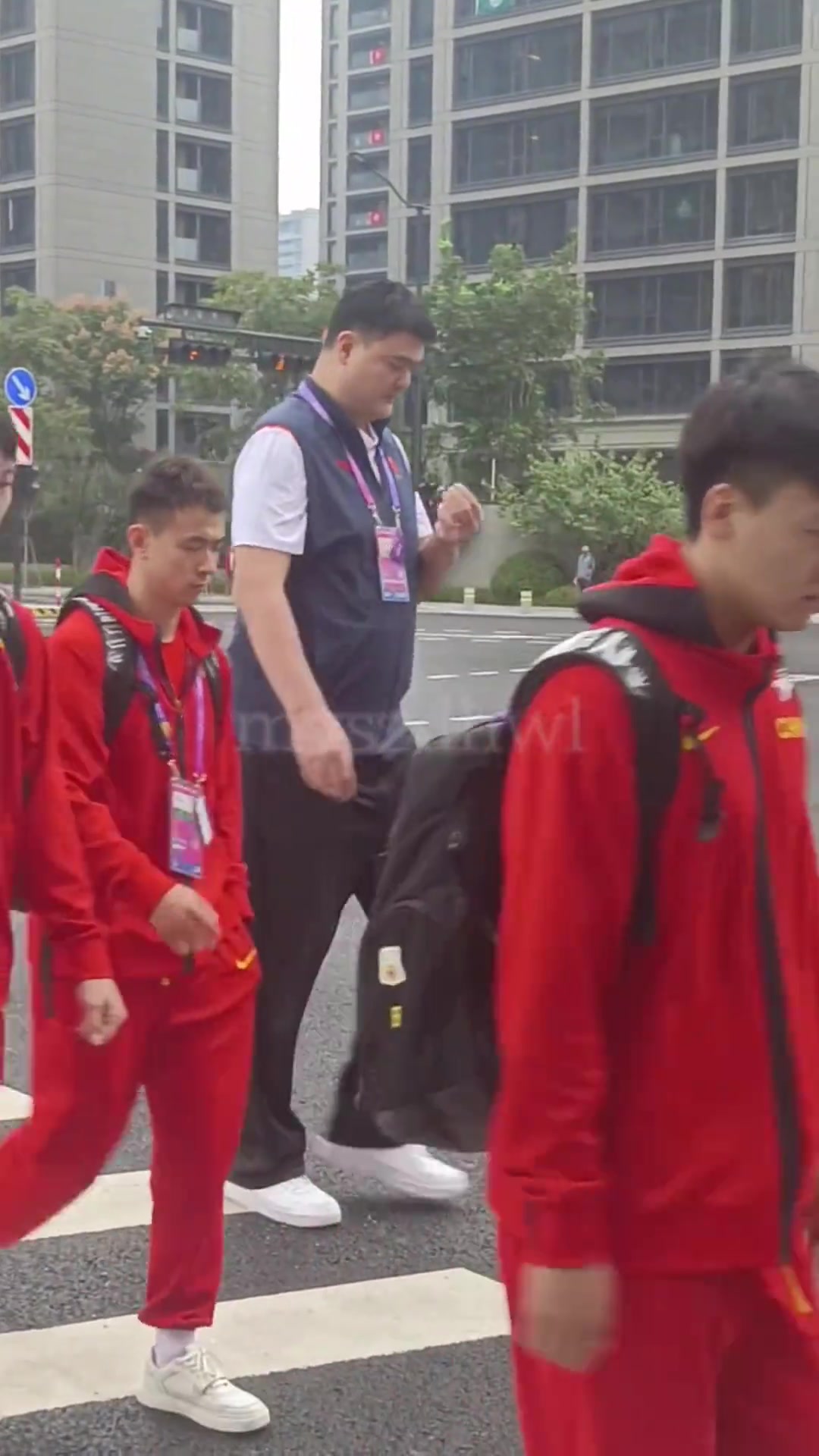 中国男篮队员入驻亚运村 网友：姚明像带春游的班主任