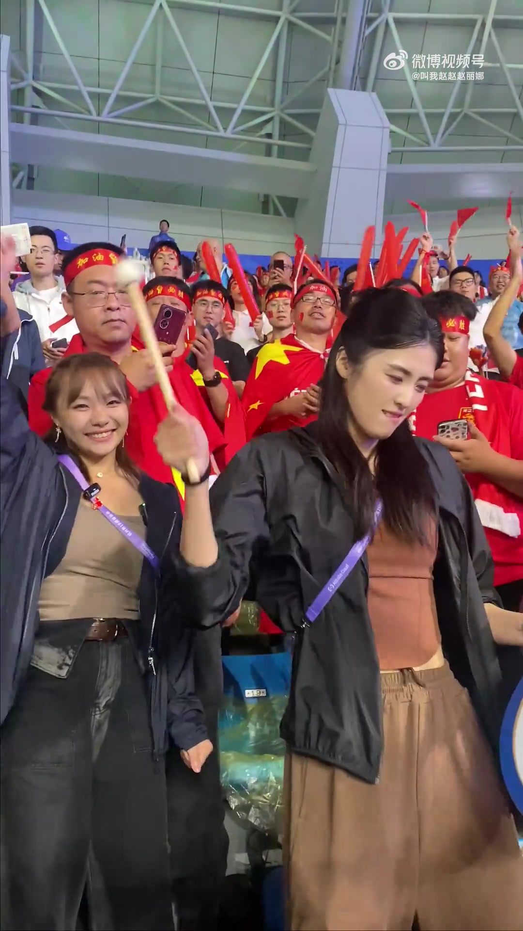前女足门将赵丽娜场边为女足姑娘敲鼓加油！
