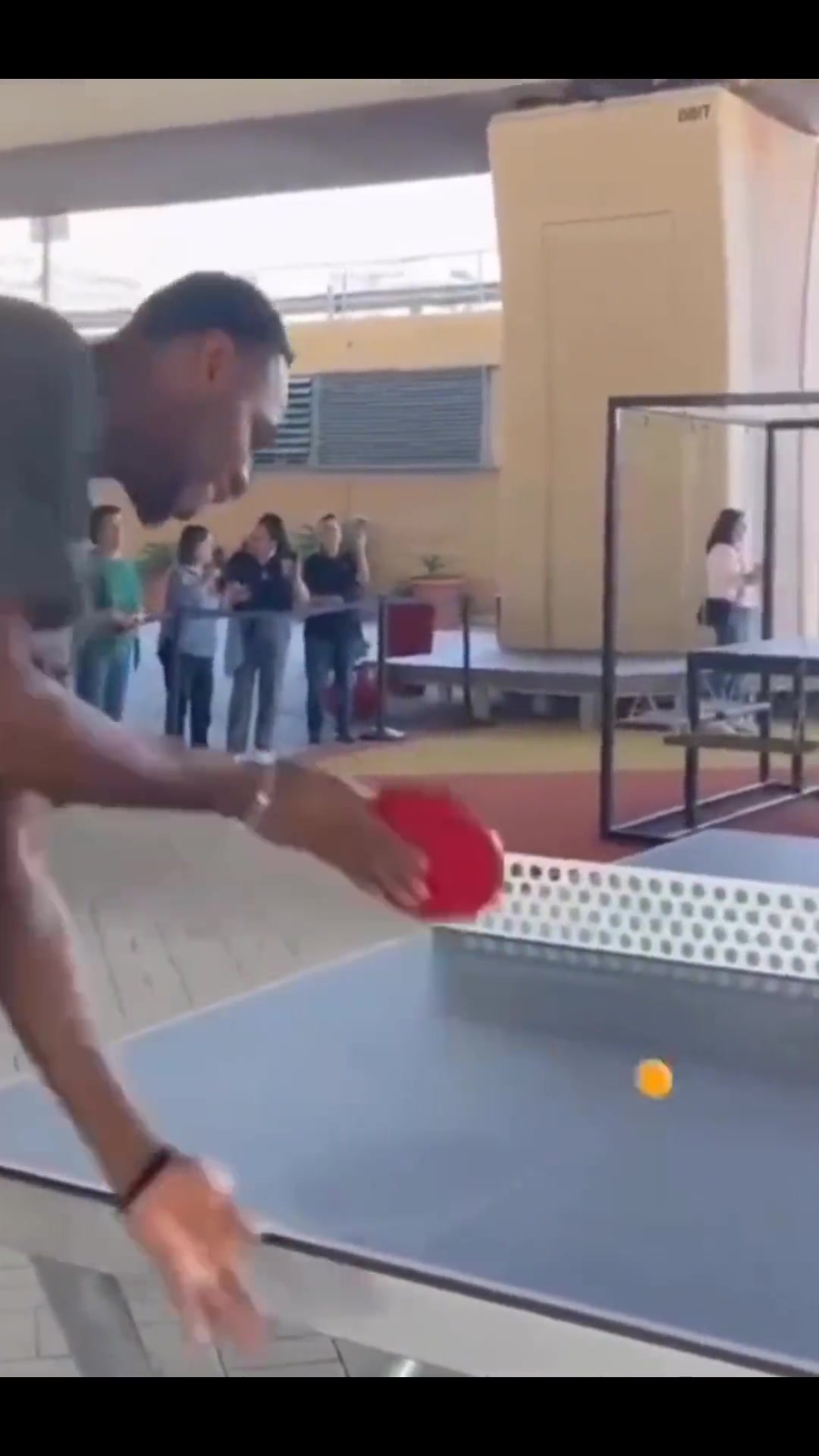 马刺名宿吉诺比利带队团建打乒乓球 网友：居然还会削球