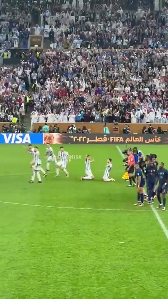 梅西世界杯夺冠后跪地庆祝 ，随后姆巴佩看了他一眼