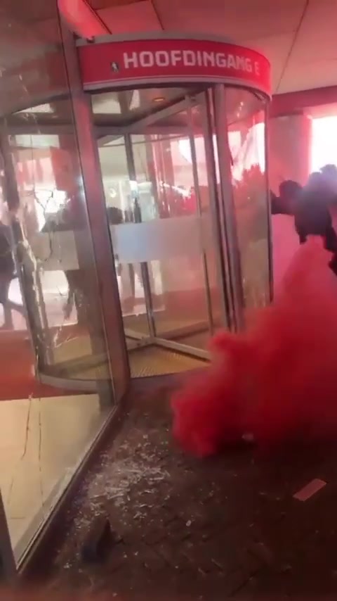 忍无可忍，三球惨败费耶诺德后，阿贾克斯球迷终于爆发