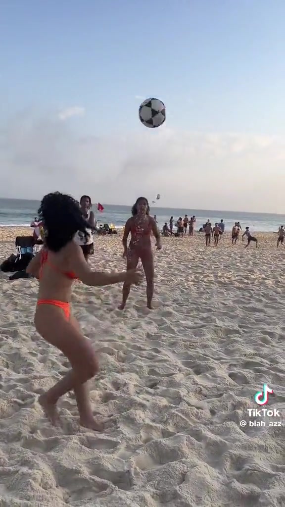 只有在巴西才能看到！巴西妹纸们在沙滩大秀球技