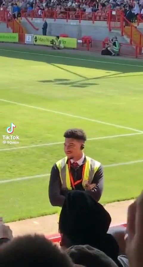 球迷：在曼联上不了场的桑乔，转行干起了保安？